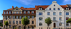 Fassadenfront mit blauem Himmel Fassadenfront mit blauem Himmel