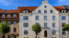 Fassadenfront mit blauem Himmel Fassadenfront mit blauem Himmel