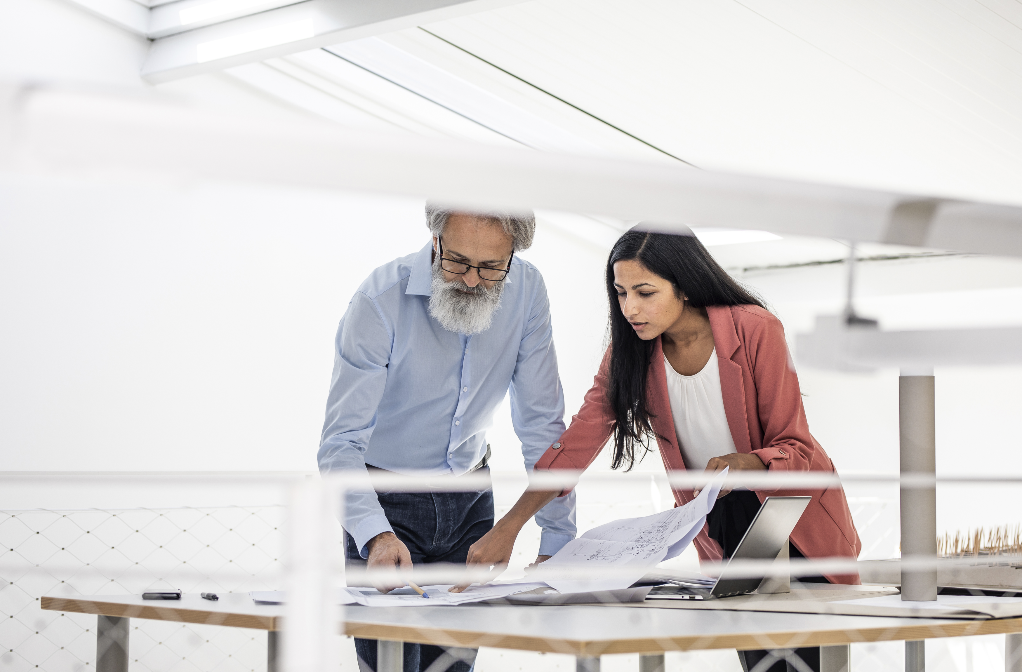 Geschäftsleute, die im Büro arbeiten
