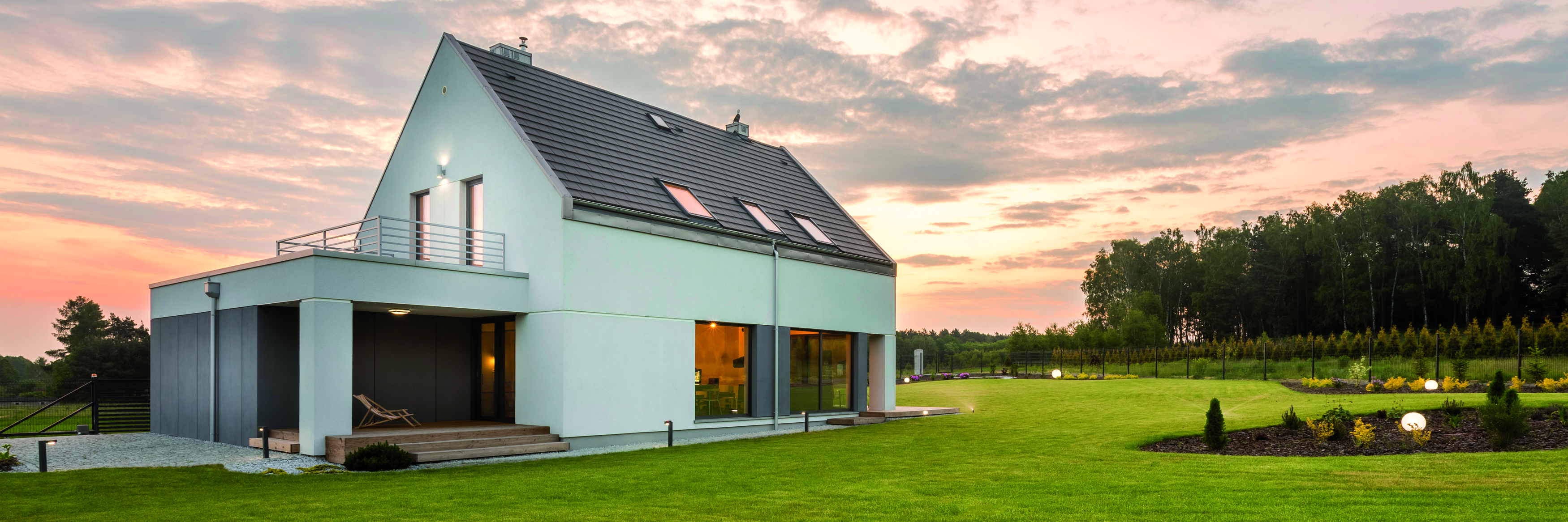 House with garden, plaster facade, balcony, terrace