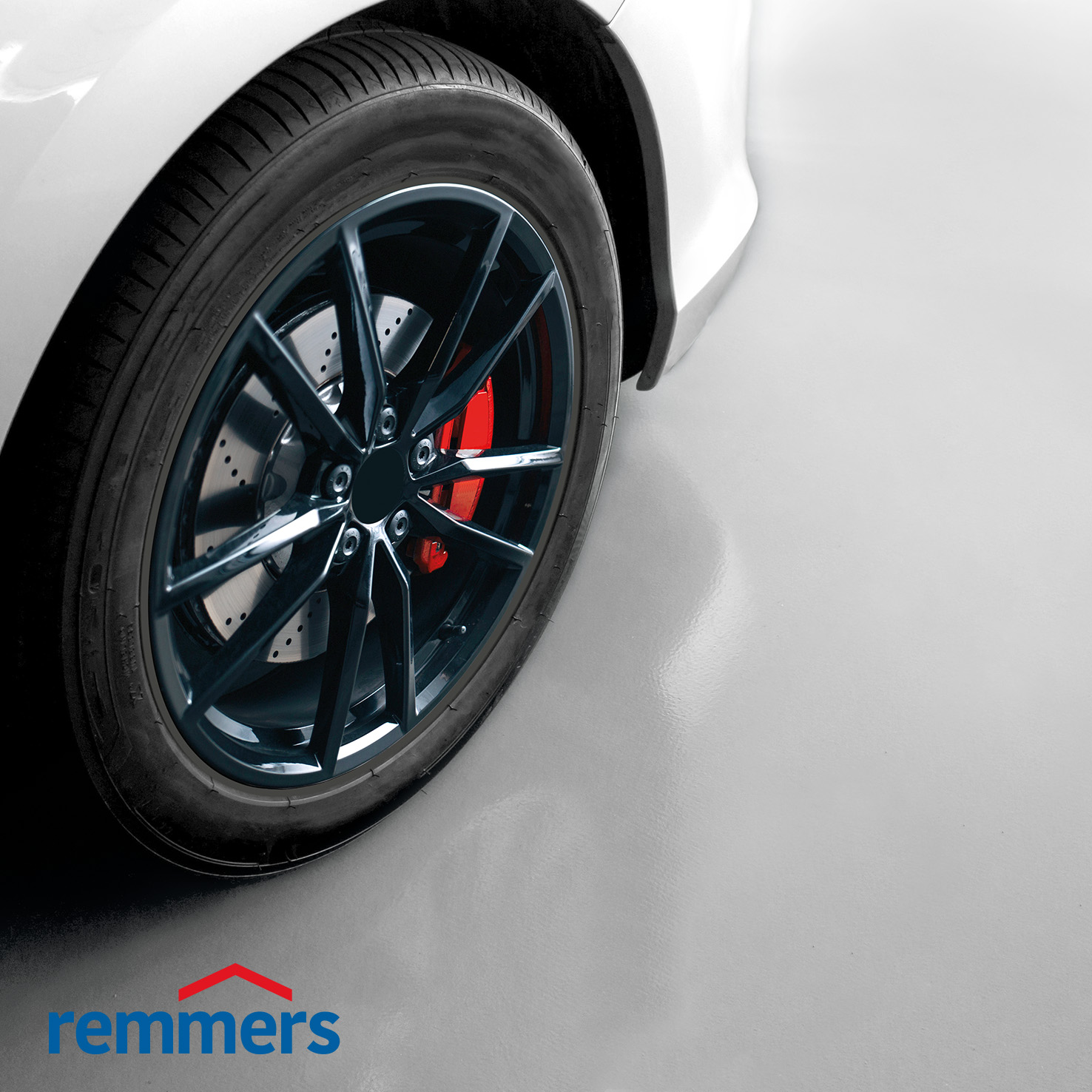 Nahaufnahme eines modernen Autos auf einem Garagenboden