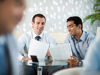 Männer halten Besprechung Männer halten Besprechung