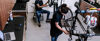 Zwei Mechaniker bei der Reparatur von Fahrrädern in der Werkstatt
